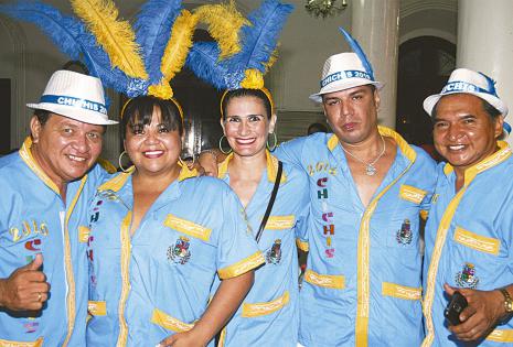 No podían faltar a la gran cita carnavalera. Roly Calvo, Roxana de Calvo, Guery Rojas y Mariano Arroyo, posando para el recuerdo