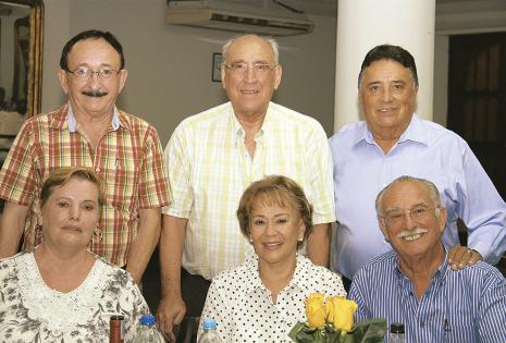 Rómulo Arano, Roberto Leigue y Jorge Artieda, de pie. Alicia  de Arano, ‘Nena’ de Soruco y Demetrio Soruco, sentados