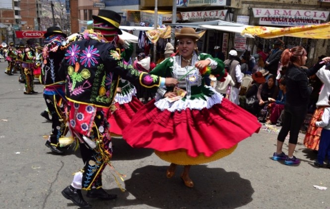 Despiden el carnaval paceño con el entierro del pepino en domingo de tentación 