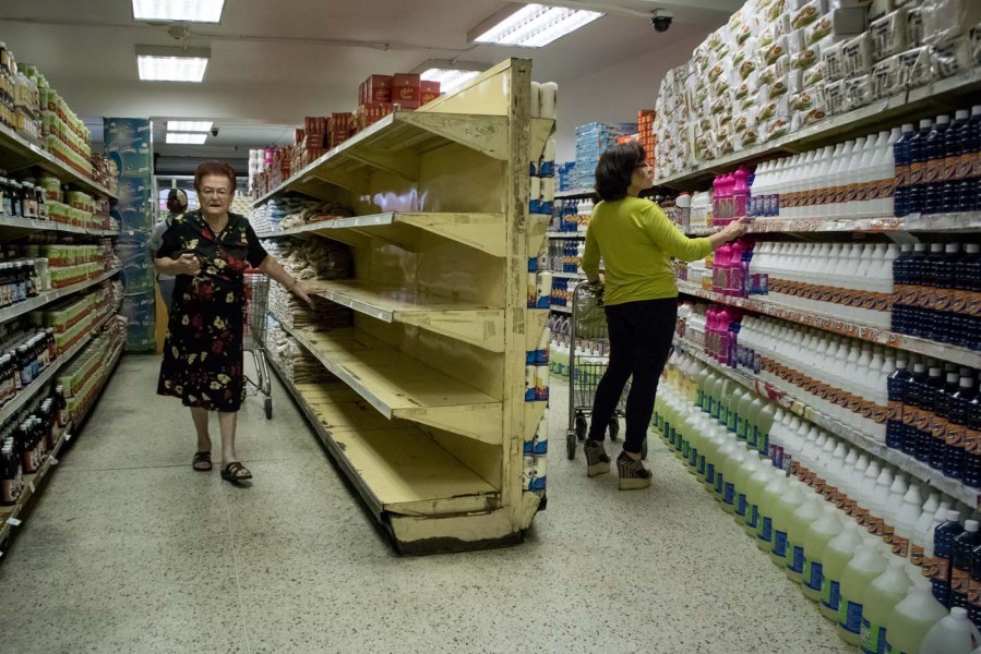 CAR01. CARACAS (VENEZUELA), 11/02/2016.- Dos mujeres realizan compras en un supermercado hoy, jueves 11 de febrero de 2016, en Caracas (Venezuela). El Parlamento venezolano declaró hoy la 