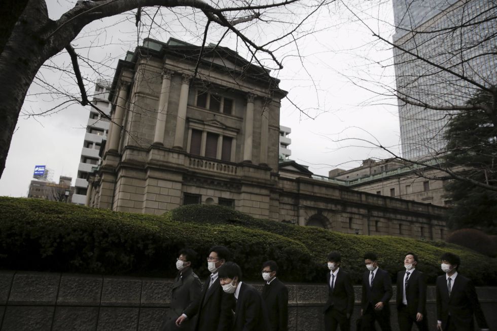Varios hombres pasean alrededor de la sede del Banco de Japón, en Tokio.