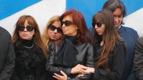 Romina Mercado junto a la presidenta de la nación con su hermana Natalia - Foto: OPI Santa Cruz.