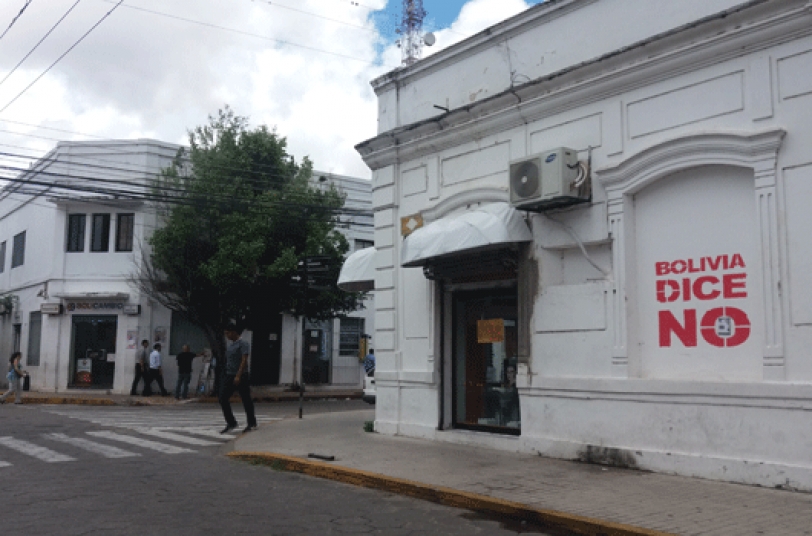 PINTARREJEOS. Paredes, postes y canales de drenaje se encuentran empapelados y pintados por las palabras Sí y No pese a las prohibiciones. 