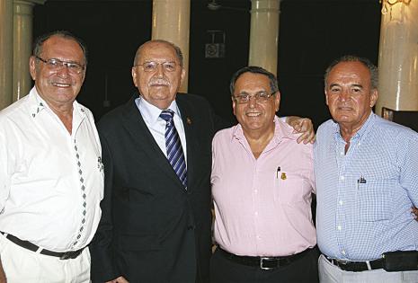 Camilo Parada, Róger Vaca Diez (presidente del Club Social), Luis Saavedra Bruno y Róger Landivar