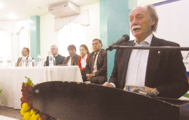 Demanda. El jurista externo Remiro Brotóns en una charla llevada  a cabo ayer en Oruro.