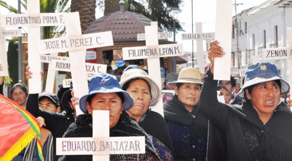 Familiares y víctimas de Octubre Negro protestan por la demora del juicio en Sucre, ayer.  -   Apg Agencia