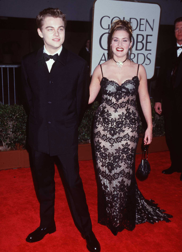 Leonardo DiCaprio y Kate Winslet, en una de las primeras alfombras rojas que pisaron juntos, la de los Globos de Oro de 1998.
