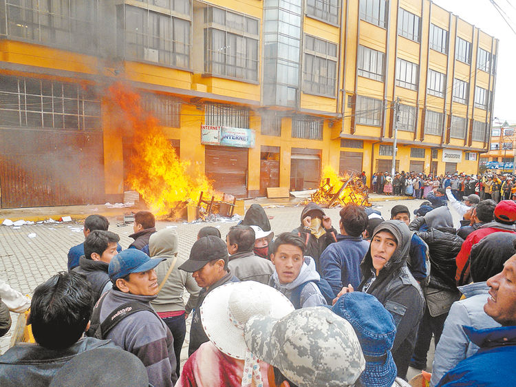 Fuego. Los manifestantes quemaron equipos, muebles y papeles