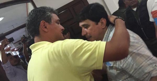 Ernesto Suárez abraza a Carmelo Lens, que este viernes consiguió salir de la cárcel