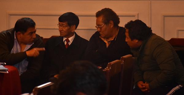 De derecha a izquierda: Wilmer Sarzuri y Braulio Rocha, acusados de incitar a la violencia que provocó seis muertes en El Alto