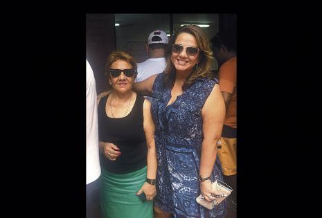 Cecilia Bellido se hizo acompañar con su mamá Martha Ávila hasta su recinto