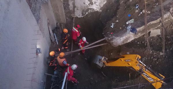 La desgracia se registró en una construcción particular y se busca rescatar los cadáveres de los trabajadores.