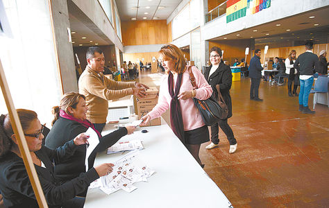 España. Ciudadanos bolivianos asisten a emitir su voto en los recintos electorales en Murcia.