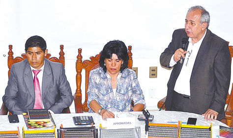 SUCRE. La presidenta del Tribunal Supremo Electoral (TSE), Katia Uriona (c), y el vicepresidente de esa entidad, Antonio Costas (der.), en la entrega del informe preliminar del cómputo.