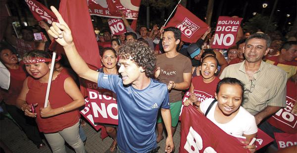 En la plaza 24 de Septiembre, en Santa Cruz, los que respaldaron la opción del No salieron a festejar
