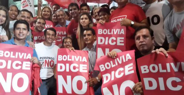 Tomaron las plazas principales de Santa Cruz y Sucre para celebrar el triunfo del No