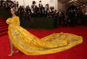 El espectacular vestido de Rihanna en la gala del Met del año pasado.
