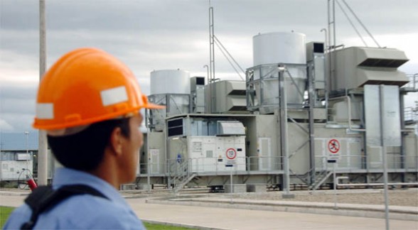 Un obrero observa la termoeléctrica de Entre Ríos construida por ENDE.  - Carlos  López Gamboa Los Tiempos