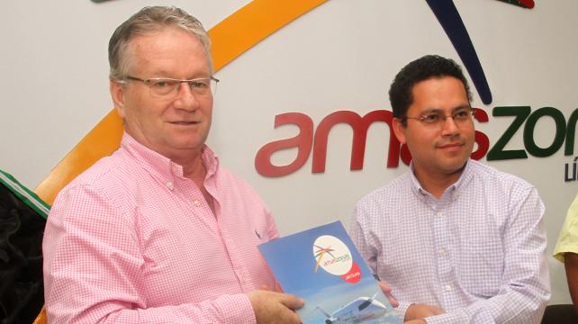 El presidente de Destroyers, Pedro Rivero Jordán, en el momento de la firma del acuerdo. Foto: Clovis de la Jaille