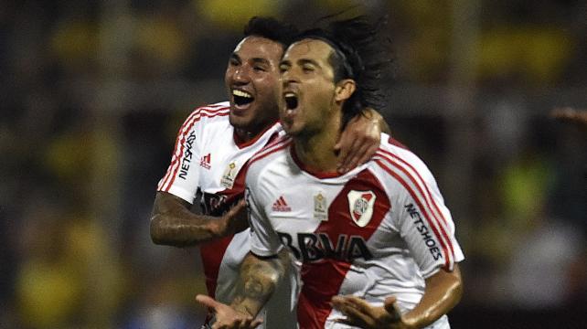 Leonardo Pisculichi (de vincha) celebra su gol ante Trujillanos. Foto. AFP