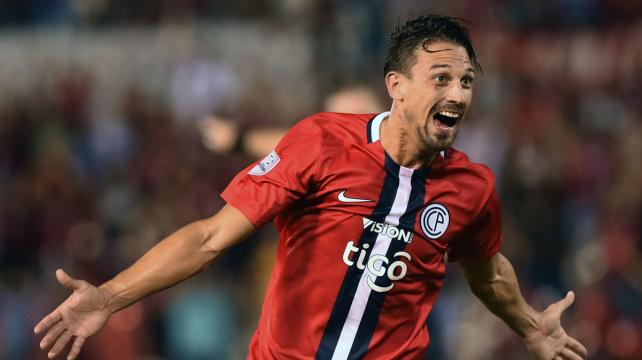 Jonathan Santana celebra el primer gol de Cerro sobre Cobresal. Foto. AFP