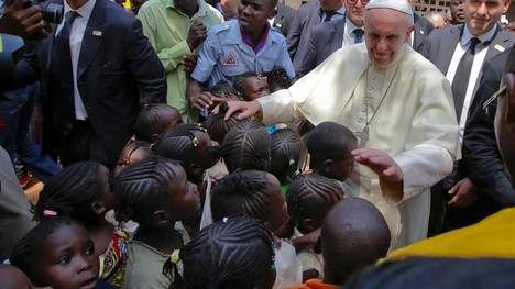 El papa Francisco en un un campo de refugiados en Bangui, capital de la República Centroafricana. / AP
