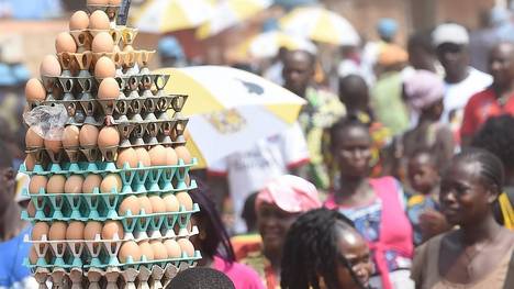 Un vendedor de huevos en las calles de Bangui, capital de la República Centroafricana, un país arrasado por la guerra./ EFE