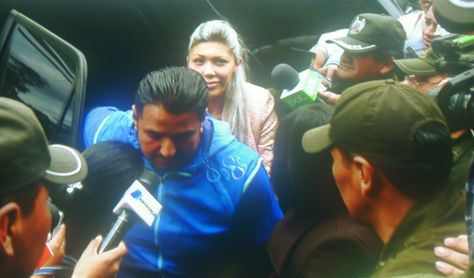 Gabriela Zapata baja de un vehículo en el distrito policial de la zona sur de La Paz