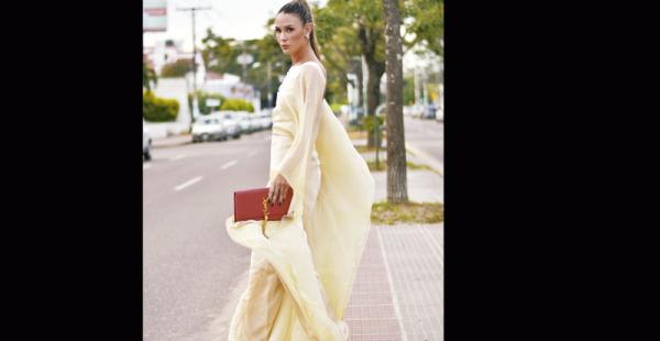 /LOOK. ximena afirma que su estilo para vestir fusiona el de una mujer sexy, coqueta y elegante. acá con un enterizo con bastante movimiento en las mangas. el accesorio estrella es el sobre de mano yves saint laurent