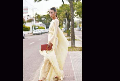 /LOOK. ximena afirma que su estilo para vestir fusiona el de una mujer sexy, coqueta y elegante. acá con un enterizo con bastante movimiento en las mangas. el accesorio estrella es el sobre de mano yves saint laurent