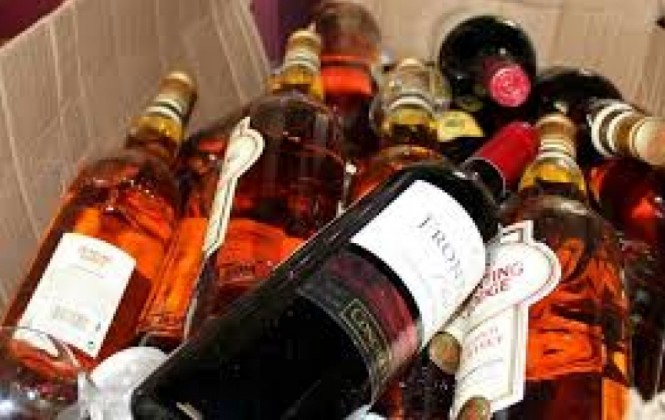 Encuentran whisky de contrabando y bebidas adulteradas en vivienda de la zona Sur de La Paz