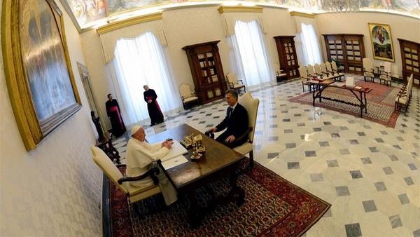 EL PRESIDENTE DE LA NACION, MAURICIO MACRI, CON EL PAPA FRANCISCO EN LA SANTA SEDE..FOTO: DYN/PRESIDENCIA.