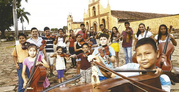 afuera de la parroquia donde tienen su escuela improvisada con solo dos aulas Niños desde los 4 hasta los 18 años componen la orquesta de cuerdas de San José