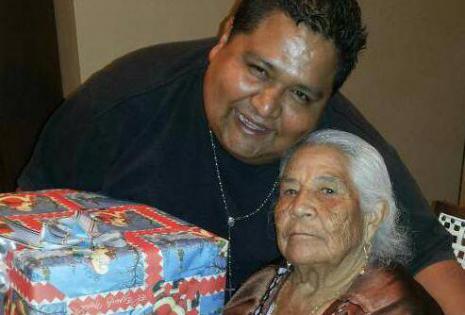 Javier Vargas acompañado de su abuela Elena Garete