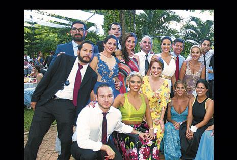 Los novios quisieron reunir a todos sus seres queridos para compartir esta nueva etapa de vida. Los buenos deseos no se hicieron esperar a la hora del abrazo