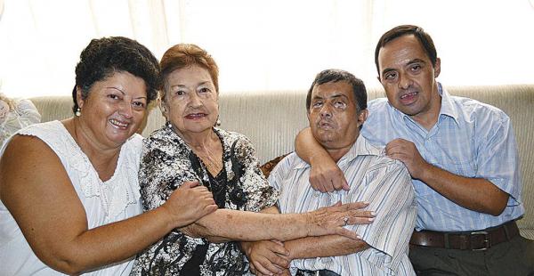 'Mosito' con su hermana, Ingrid; su mamá, Bertha Atalá; y su hermano, 'Pimpo'