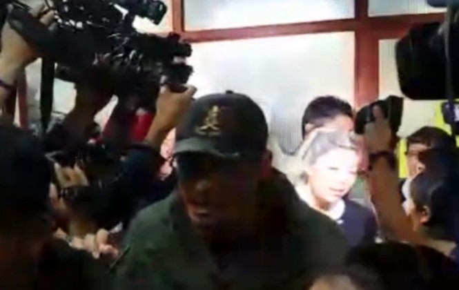 Entre empujones y gritos, así salió Gabriela Zapata de los juzgados de La Paz Entre empujones y gritos, así salió Gabriela Zapata de los juzgados de La Paz
