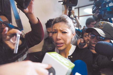 Caso. Tras más de dos horas de audiencia, Gabriela Zapata abandona el recinto bajo resguardo policial. Foto. Luis Salazar