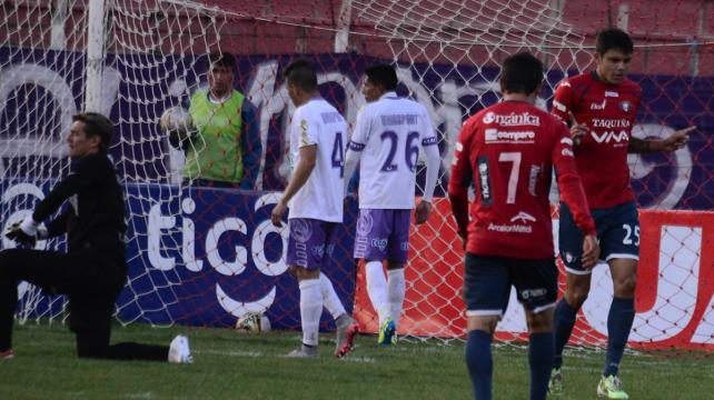 Óscar Díaz (25) celebra el gol anotado a Real Potosí. Se une al festejo Marcelo Bergese (7). Foto. APG