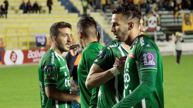 Al final los jugadores se felicitaron por el buen rendimiento en La Paz. Foto. APG