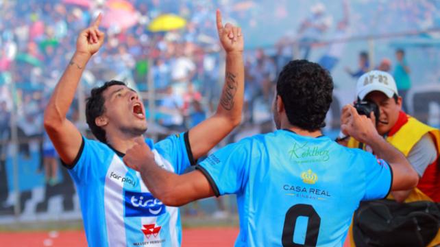 Maximiliano Andrada y Juan Vogliotti celebran el triunfo logrado este domingo ante Bolívar (2-1). Foto. AFKA