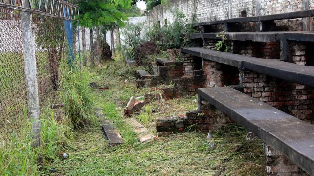 Las graderías en mal estado y la maleza son parte del lugar. Foto: Clovis de la Jaile