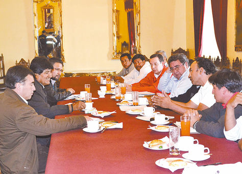 Encuentro. Representantes del transporte en el Palacio de Gobierno.