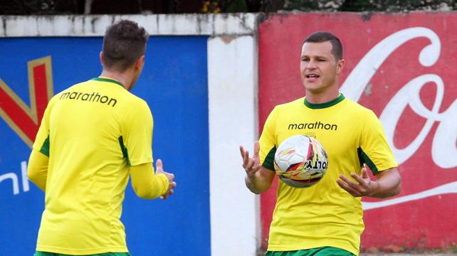 Mariano Brau (de espalda) le pasa el balón a Hugo Souza (de frente) durante una práctica. Foto: Daniel Walker