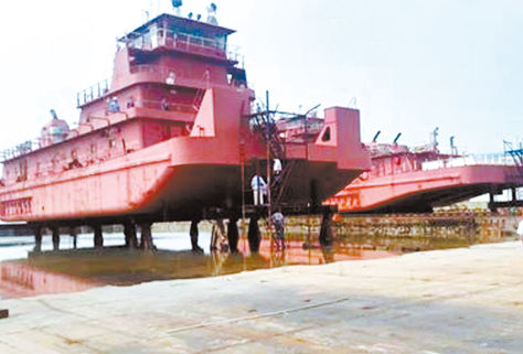 Visita. Inspección a los dos empujadores encargados por la Enabol, en Lunshen Nanking, China, ayer.