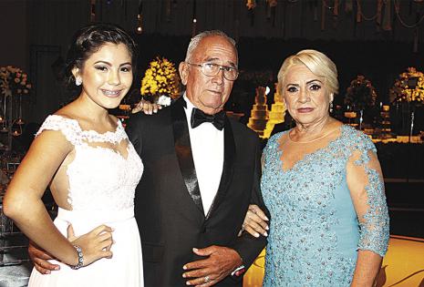 Naisha Lara, Francisco Estívarez y Mirtha Ruiz de Estívarez, hija, padre y madre de ella