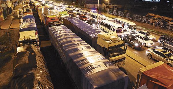 En la vía a Cotoca persiste el bloqueo. Hay división en el seno del transporte pesado