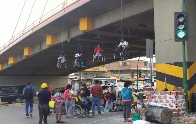 Personas con discapacidad vuelven a colgarse e inician tapiado en viaducto de Cochabamba
