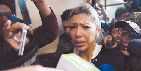 Caso. Tras más de dos horas de audiencia, Gabriela Zapata abandona el recinto bajo resguardo policial. Foto. Luis Salazar 