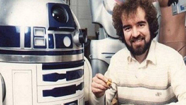 Tony Dyson junto a R2-D2, su creación